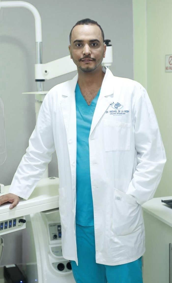 El Dr. De la Rosa junto a la lámpara de hendidura de su consultorio.