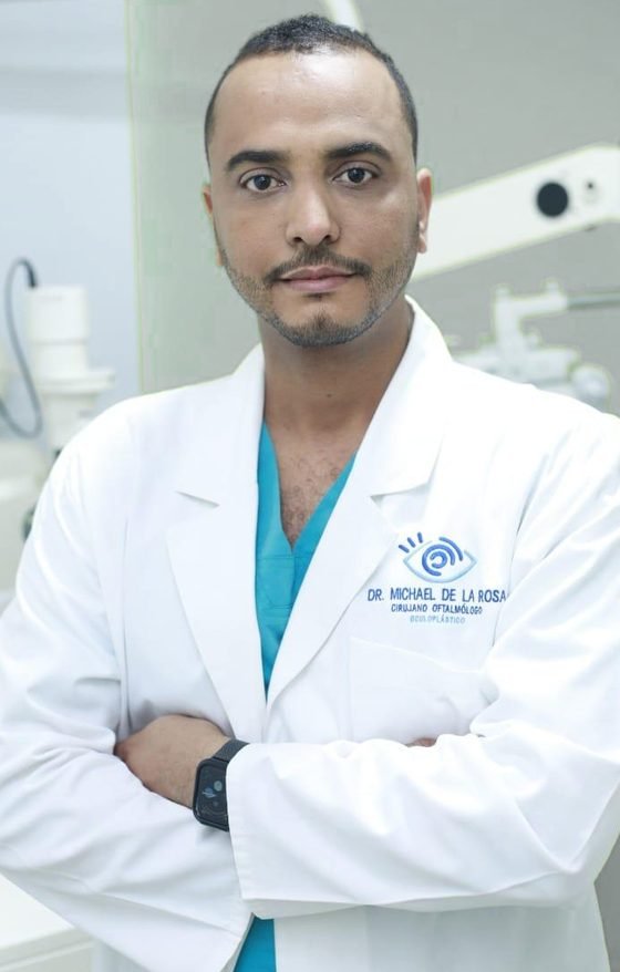 Retrato del Dr. Michael De la Rosa en su consultorio.